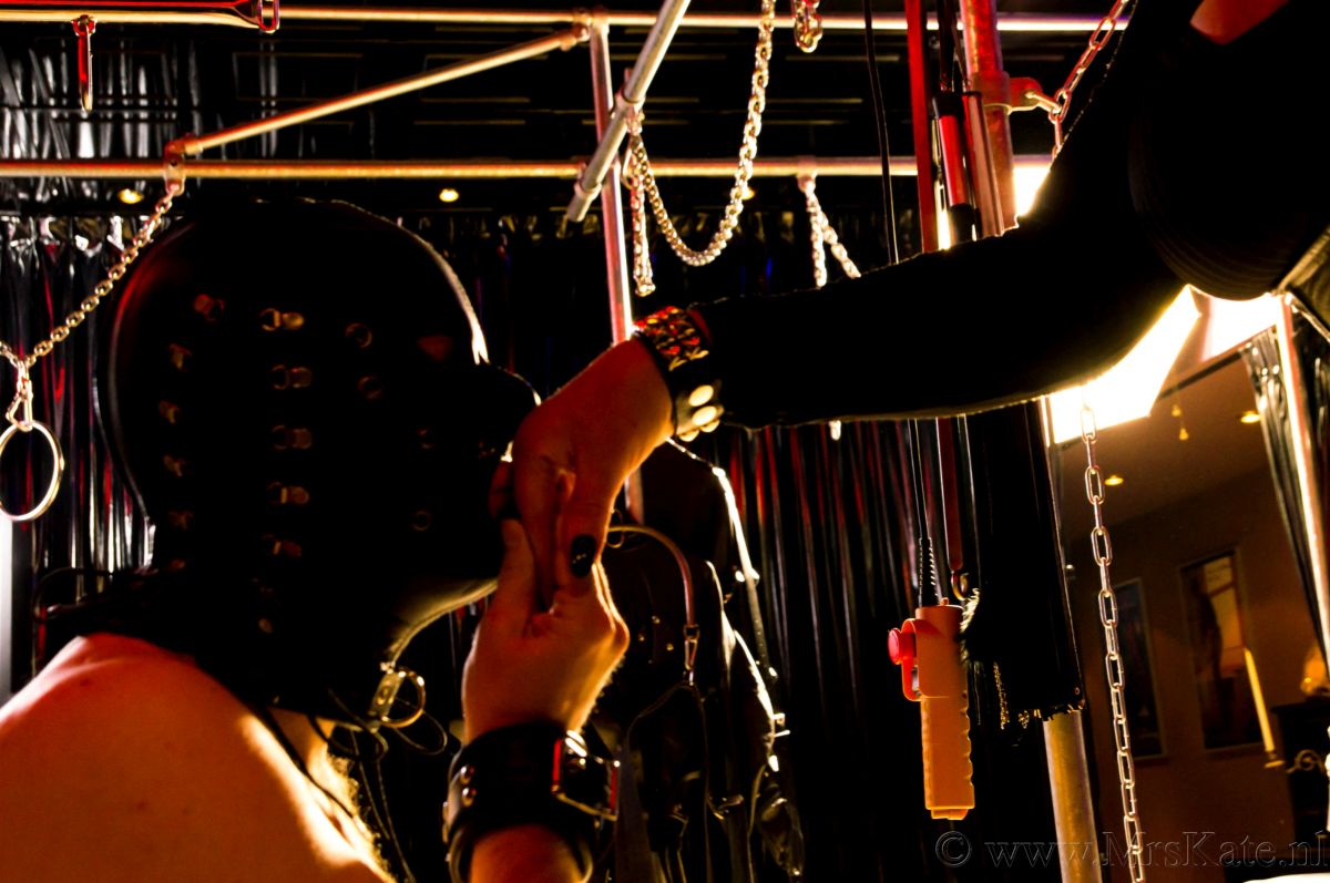  begroet BDSM Mrs Kate SM studio House of SubMission Den Haag