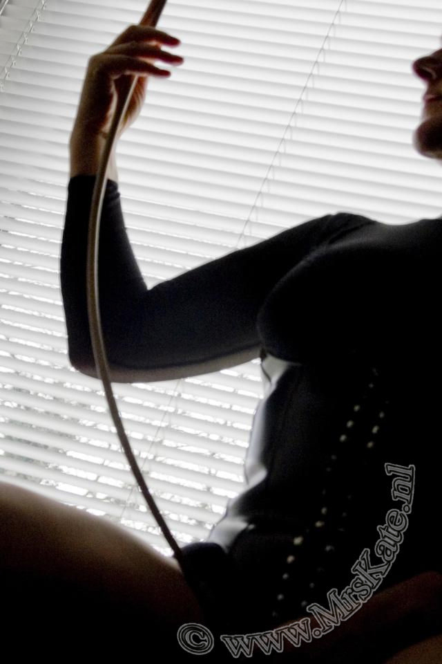 <Slaan caning spaans rietje Mrs Kate House of SubMission Den Haag